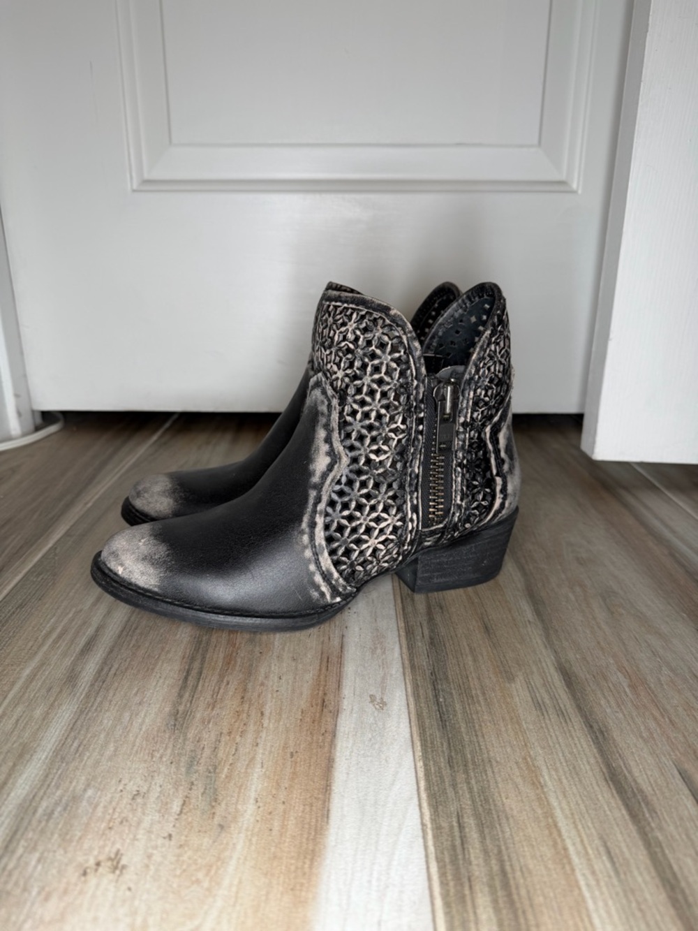 Circle G by Corral Laser Cut Zip Ankle Boots Bootie Black Womens Size 8.5